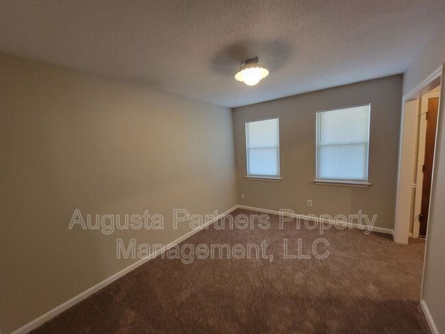 Foto del edificio - 4460 Whisperwood Dr