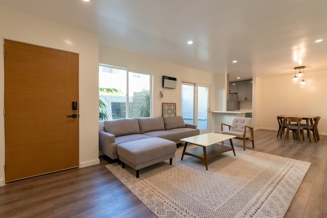 Building Photo - 521 N Flores St