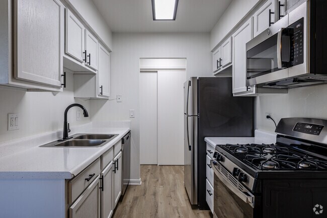 Interior Photo - ReNew Des Plaines North & South