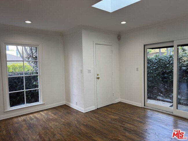 Foto del edificio - 8715 Sherwood Dr