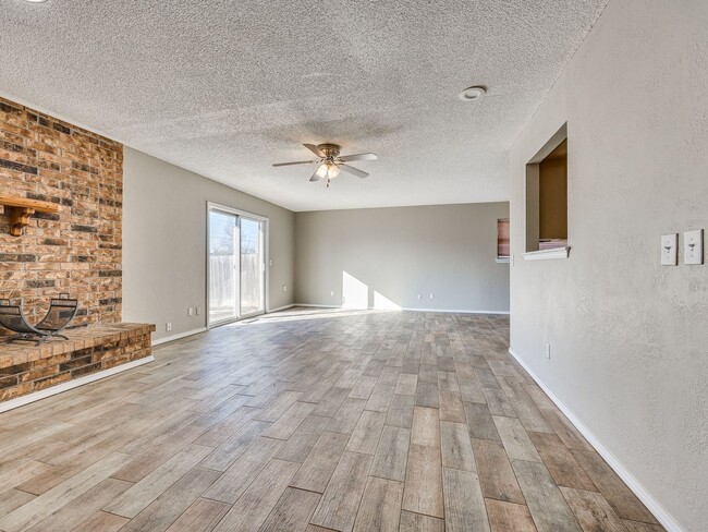 Foto del edificio - Refreshed Home + Yukon Schools + 3 bedrooms