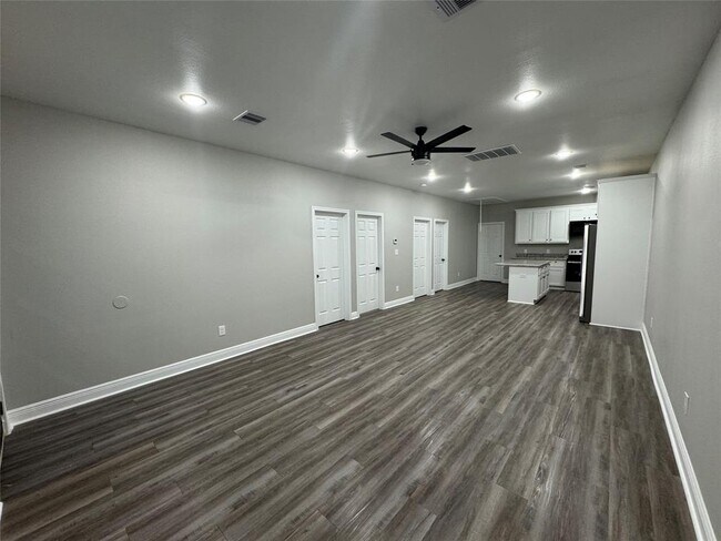 Foto del edificio - 6163 Ridgeway Dr