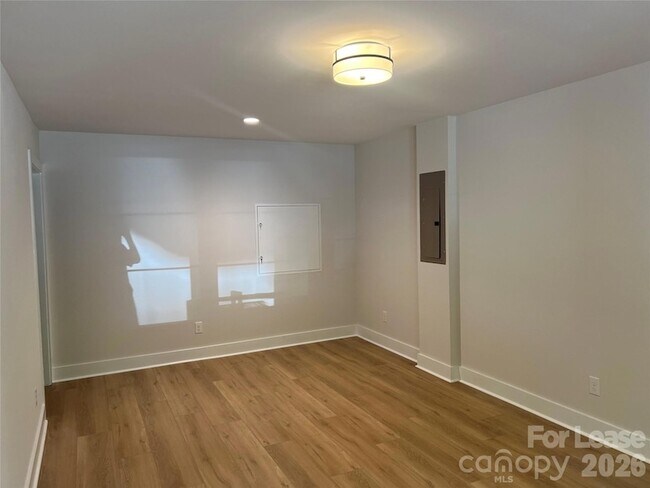 Foto del edificio - 1356 Briar Creek Rd