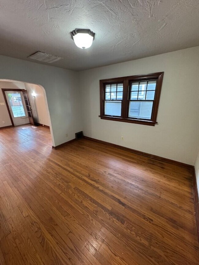 Building Photo - 3008 Hoagland Ave