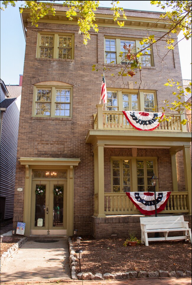 Front of Building - 528 Hampton Pl