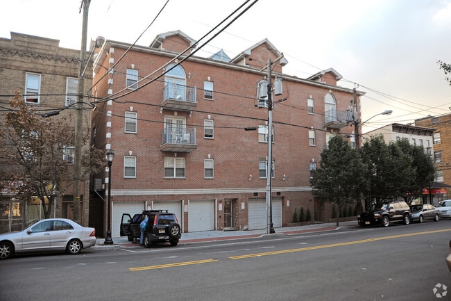 Building Photo - 812 New York Ave