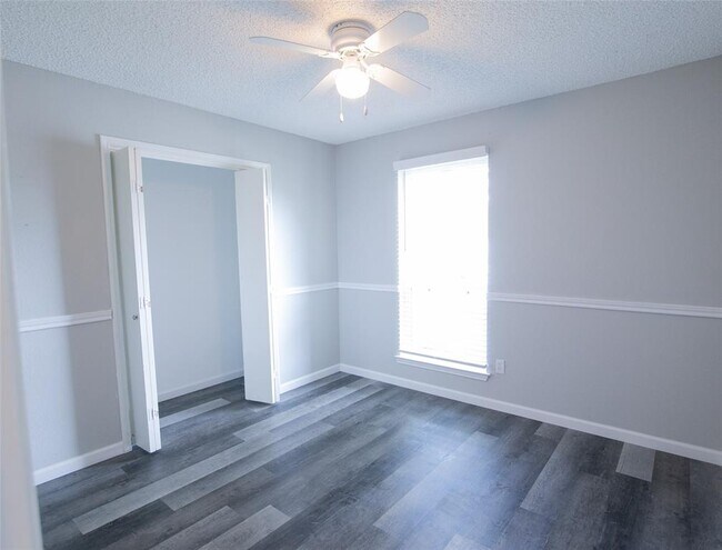 Building Photo - 6230 Fernwood Dr