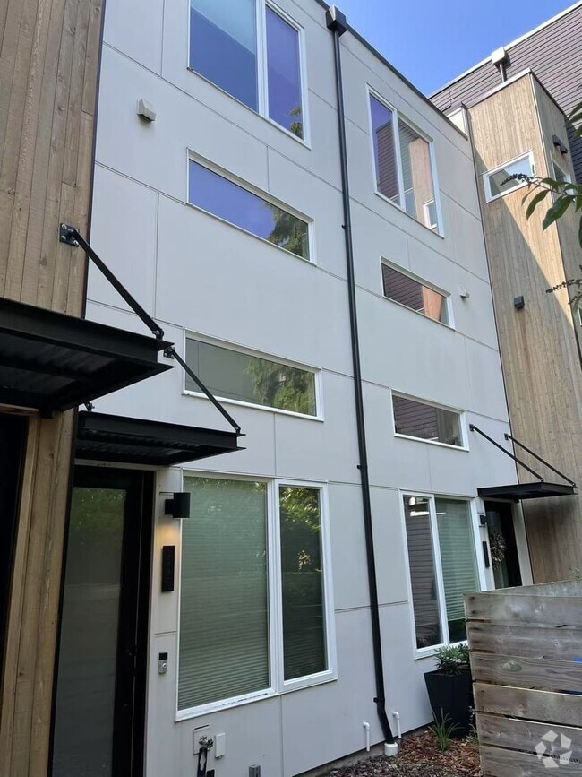Building Photo - 8553 Interlake Ave N