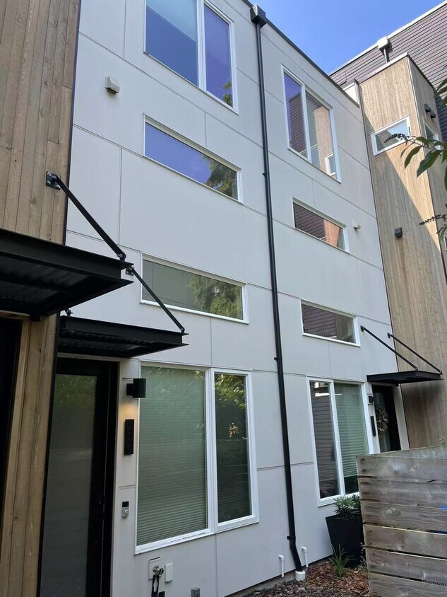 Foto principal - Nice 2-bed, 2-bath townhouse near Green La...