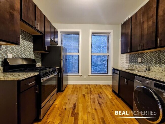 Building Photo - 3 bedroom in CHICAGO IL 60657
