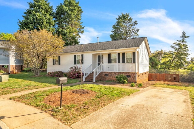 Photo - 3BR/2BA Cul-de-Sac Retreat Minutes from Downtown..Fenced Yard & Deck! $2100/mo rent Apartment