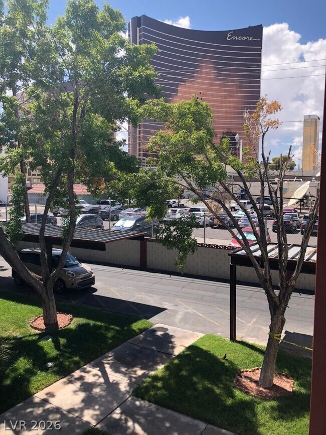 Foto del edificio - 350 E Desert Inn Rd