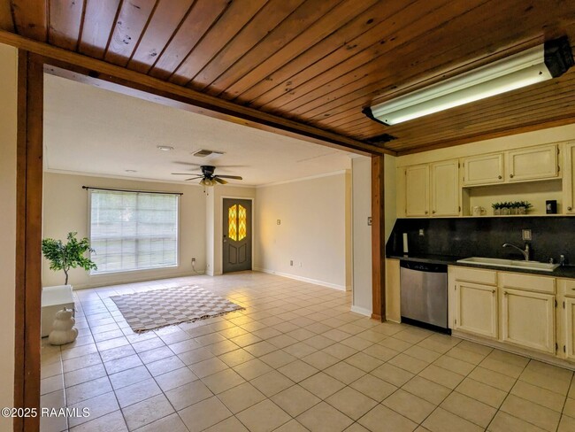 Foto del edificio - 410 Guidry Rd