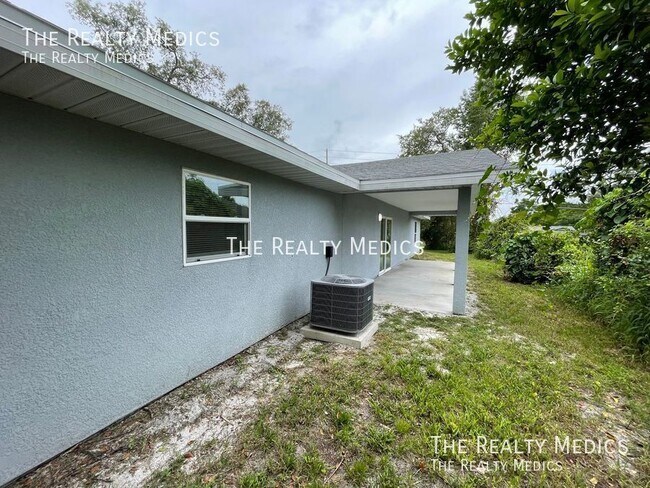 Building Photo - 1708 Providence Blvd