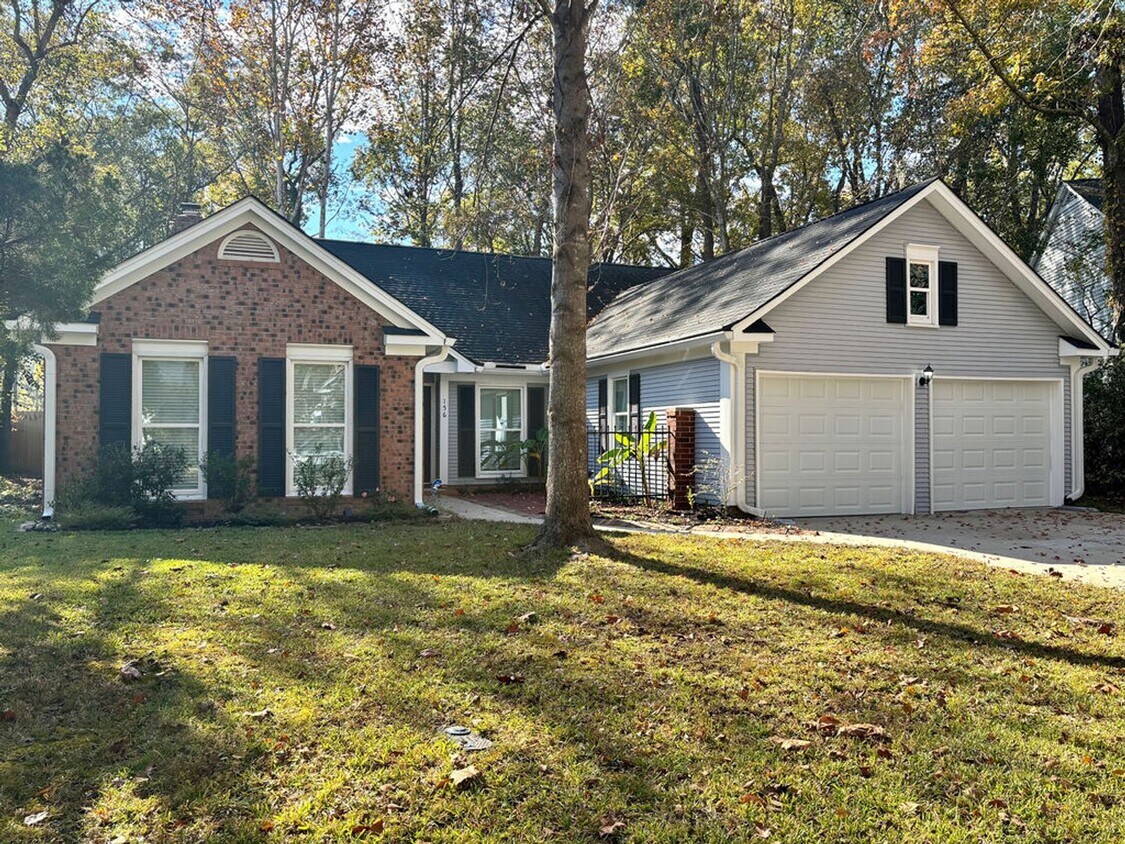 Primary Photo - Available 10/1. Beautiful 4 BR Home Availa...