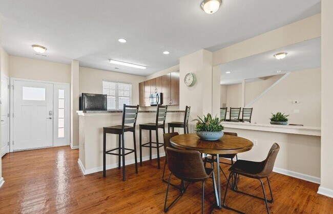 Building Photo - 4 Bedroom Townhome in Lynchburg