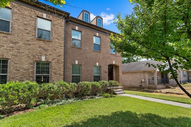 Building Photo - Great Walkable Neighborhood! 3Bed 2.5 Bath...
