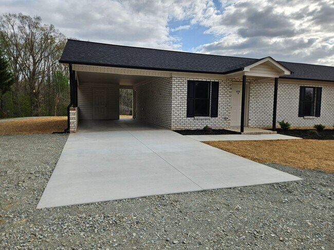 Building Photo - 6712 Old Lexington Rd