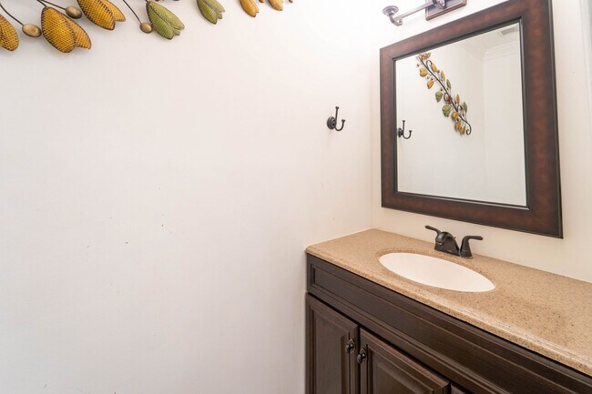 Foto del edificio - Updated 3-Level End Unit Townhouse in Caro...