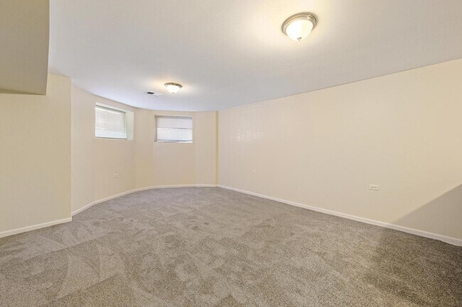 Building Photo - 4421 S Prairie Ave