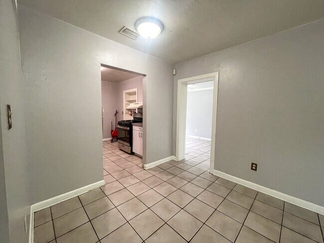 Building Photo - 107 NW 36th Dr