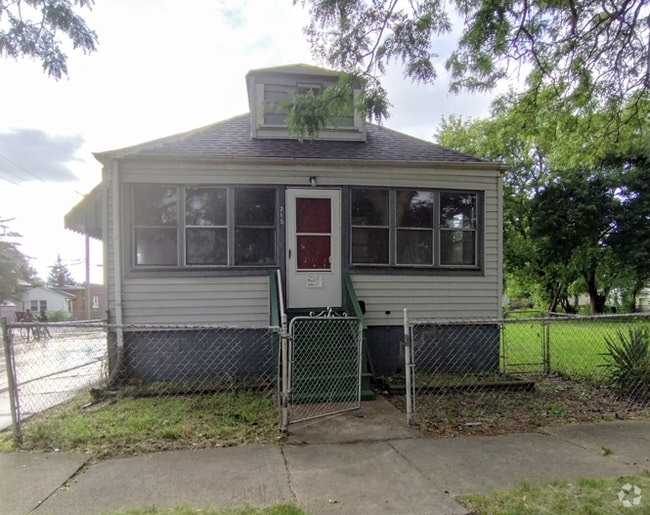 Building Photo - 216 Goodell St