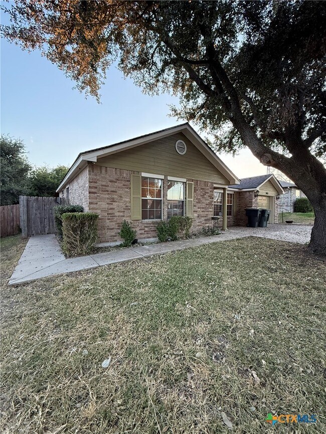 Foto del edificio - 2421 Hancock Dr