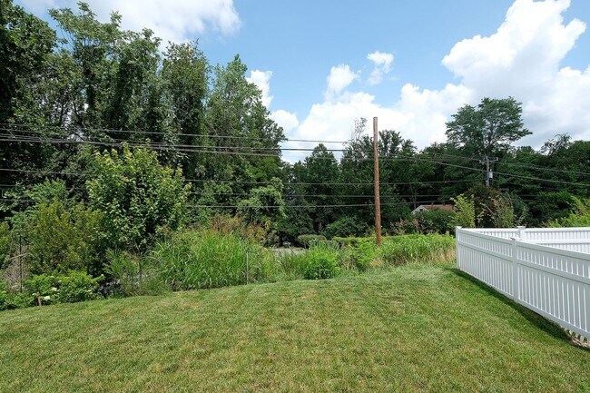 Building Photo - Berkmar Overlook Townhome With First Floor...