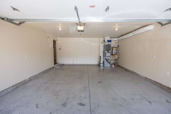 Foto del edificio - Three bedroom home in Orchards. - Central Air