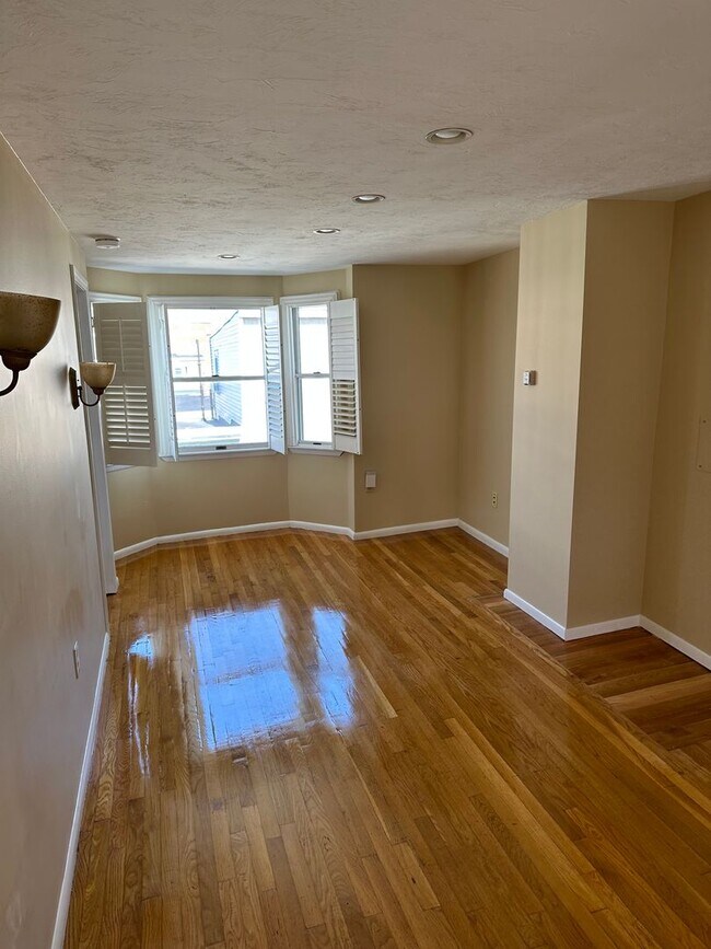 Foto del edificio - Nicely renovated pet friendly 2 bed in South Boston!