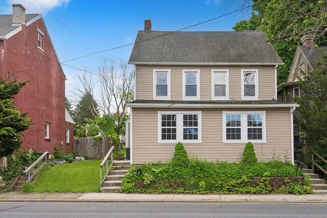 Building Photo - Prime Convenience: 2Bed/2 Bath; Cozy Retre...