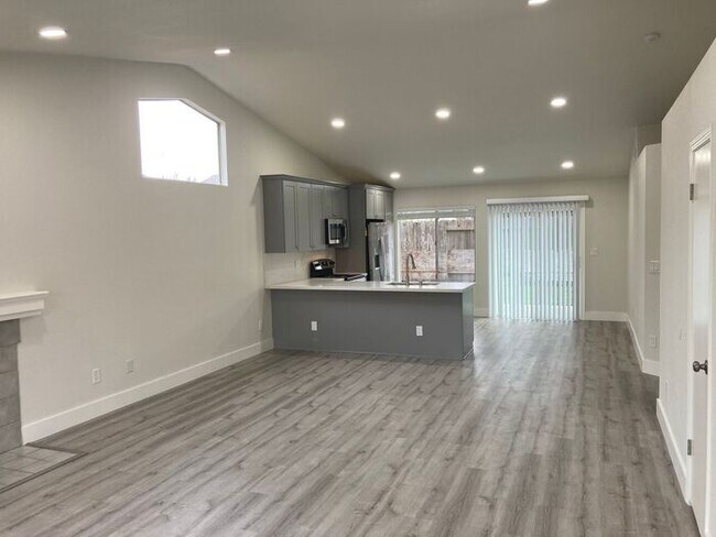 Building Photo - Adorable 4 Bedroom 2 Bath Home Newly Remod...