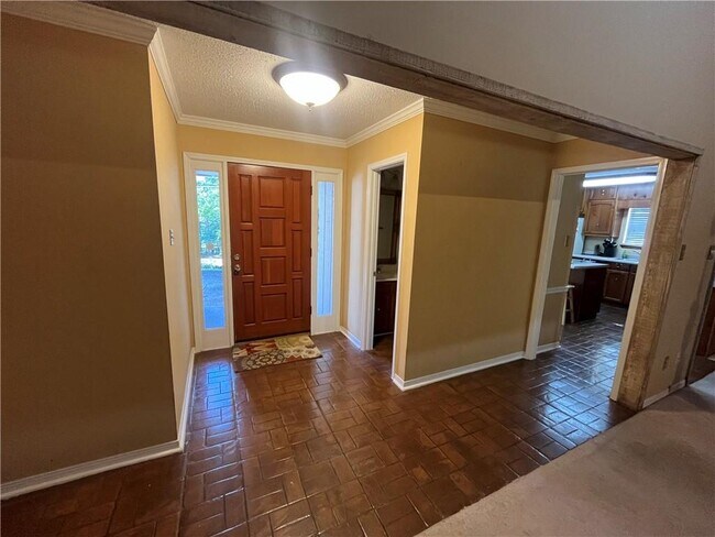 Building Photo - 105 Avon Cir E