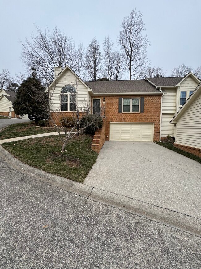 Building Photo - 1112 Greywood Dr