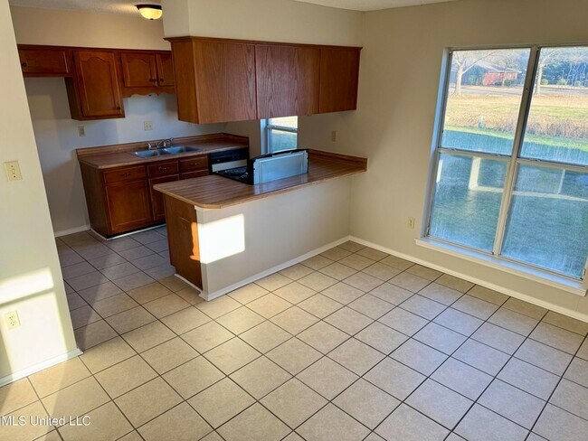 Foto del edificio - 6050 Somerset Dr