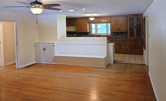 Building Photo - Move-In Ready!! 4 Bed, 2 Bath - LAWN CARE ...