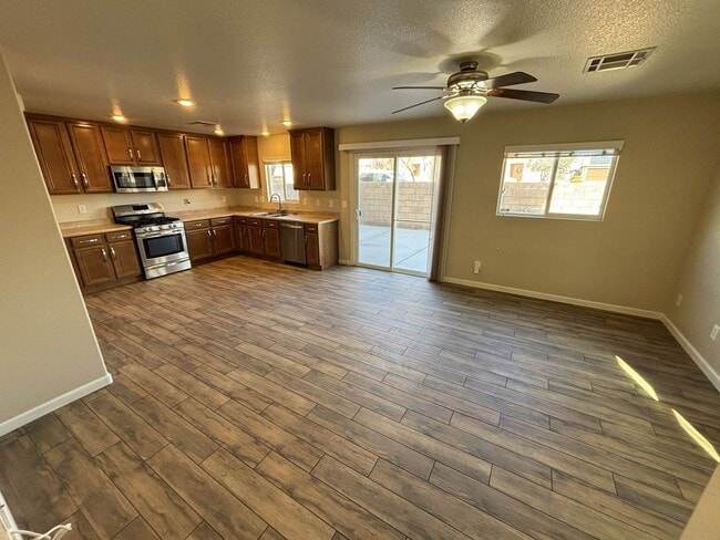 Building Photo - Gorgeous 3Bed/2.5Bath, 2-Story Home located in the SW part of the valley