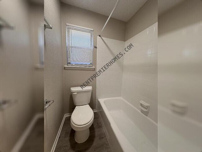 Building Photo - 6209 Cloverlawn Ct