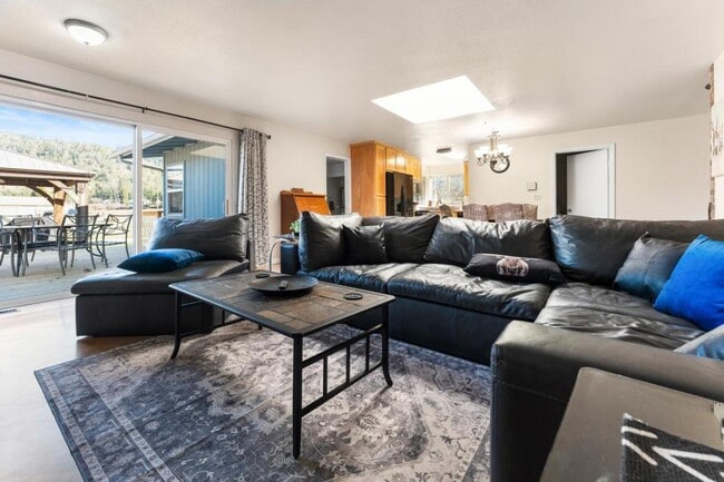 Building Photo - 255 Foots Creek Rd