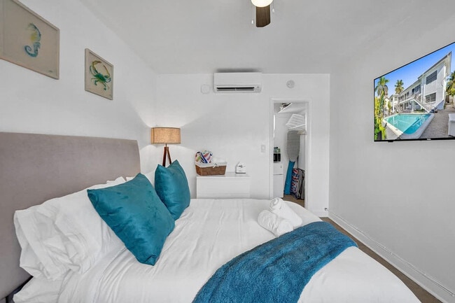 Building Photo - 335 Desoto St