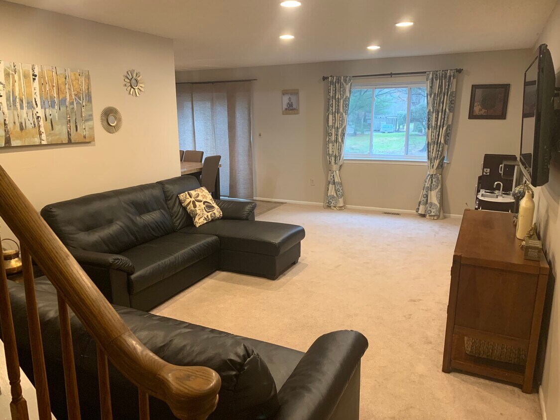 Foto principal - 151 Tennyson Dr