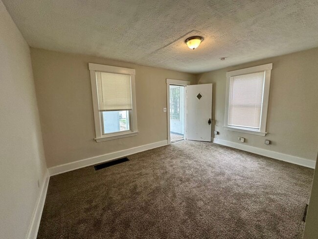 Building Photo - HOOVEN:  Cute 3 bedroom 1 bath home.