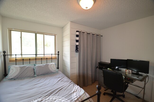 Foto del edificio - Updated Unit! Great Views! Year lease!