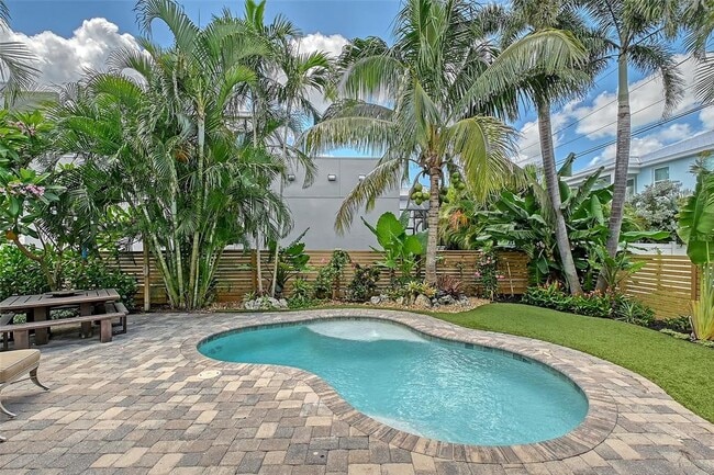 Building Photo - 1738 Siesta Dr