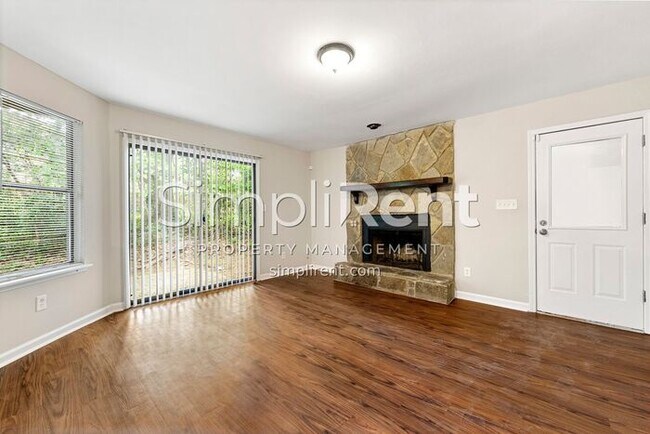 Foto del edificio - RENOVATED 4BED/3BATH! *1st month's rent Fr...