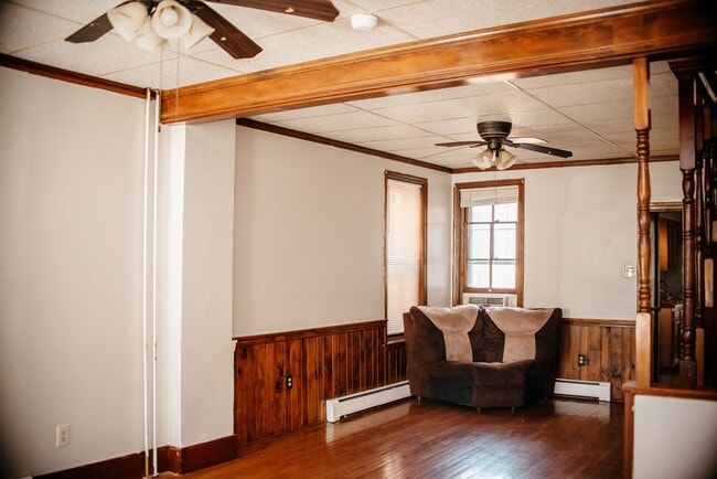 Building Photo - 3 Bedroom, 2 Bath Rown Home, 1st Floor Features 1 Bed and 1 Bath