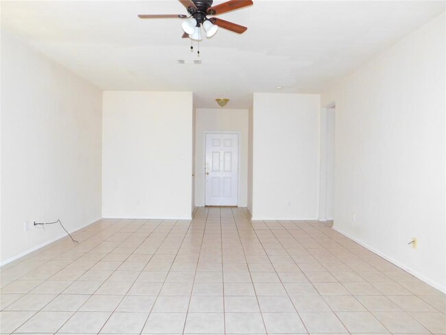 Building Photo - 1120 Lake Haven Dr
