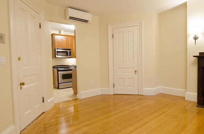 Building Photo - 406 Marlborough St