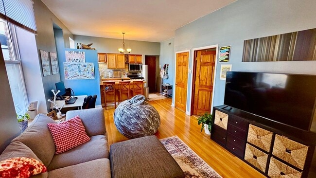 Photo - 1368 W Evergreen Ave Apartment