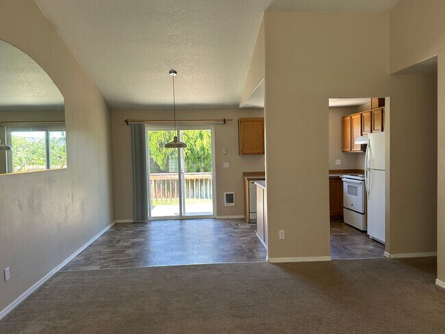 Building Photo - 3 Bed 2 Bath Home: Fully Fenced Yard & Convenient Location